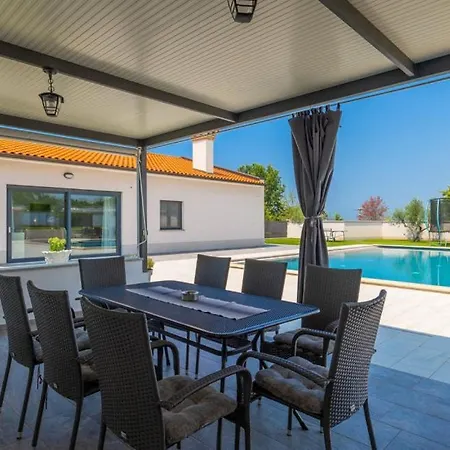 Villa Beautiful Dolores With Pool In